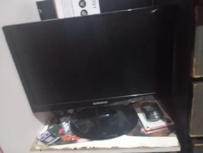 Vende-se monitor usado poucas vezes pequeno detalhe na parte de cima mais não interfere