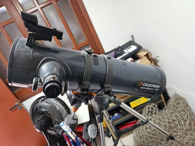Telescópio Celestron AstroMaster 130EQ com Tripé e Motor