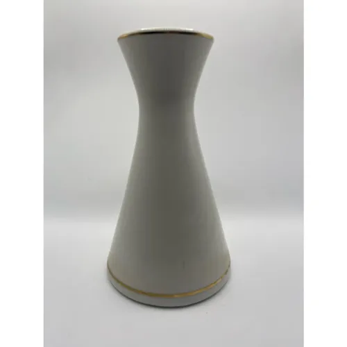 Vaso em porcelana branca com borda dourada.