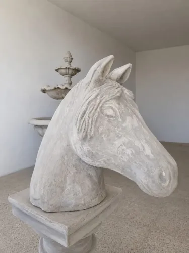 Estátua cabeça de cavalo em cimento para decoração de jardim