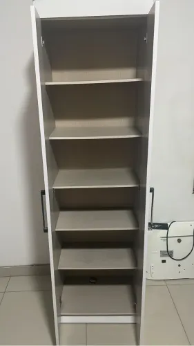 Armário multi uso com um defeito na base