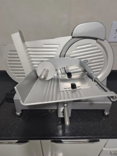 Vendo um cortador de frios novo com 4 meses de uso no valor de 2300