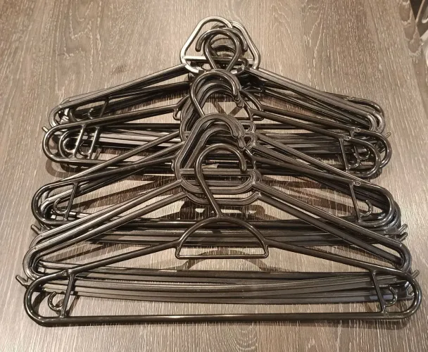 Kit com 15 Cabides Plásticos Reforçados - Ideais para Closet, Loja ou Brechó