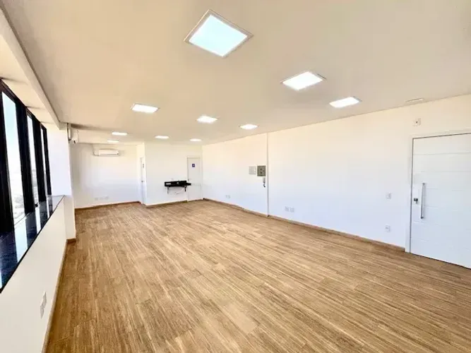 Sala comercial 50 m² no JK Avenue andar alto, vista para Av. JK e ótima localização