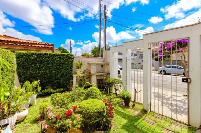Casa residencial para locação com 301m² 4 dormitórios sendo 1 suíte 2 vagas na Vila Gumerc