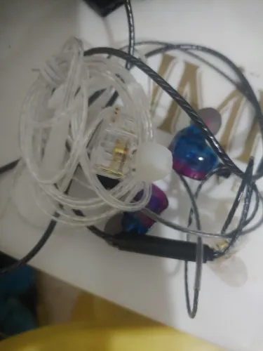 Fone kz edx lite e ak6 usados 1x. vendo os dois por 30 vindo buscar