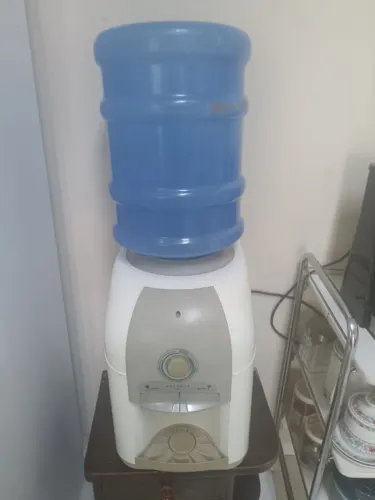 Bebedouro de mesa , acompanha galão 