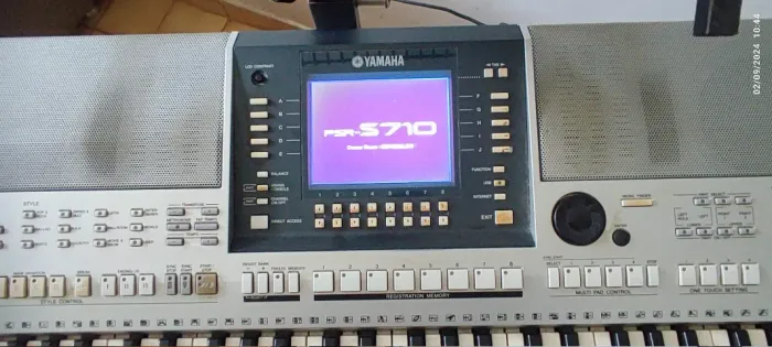 Yamaha PSR-S710 Impecável + Kit Completo (Suporte, Capa e Manual)