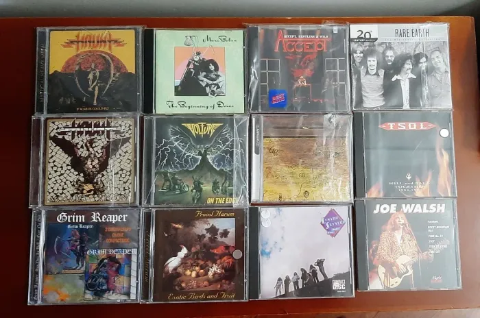 Lote com 110 CDs, mais da metade Importado