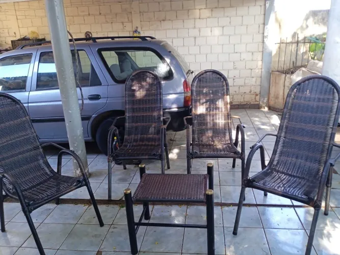 Vende, cadeira de área pro conforto e elegância.
