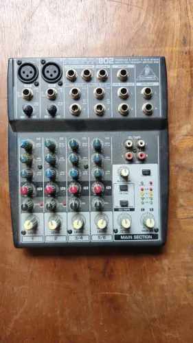 Mesa de som Xenyx 802 - 220V