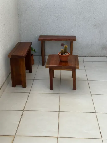 Mesa com dois bancos 