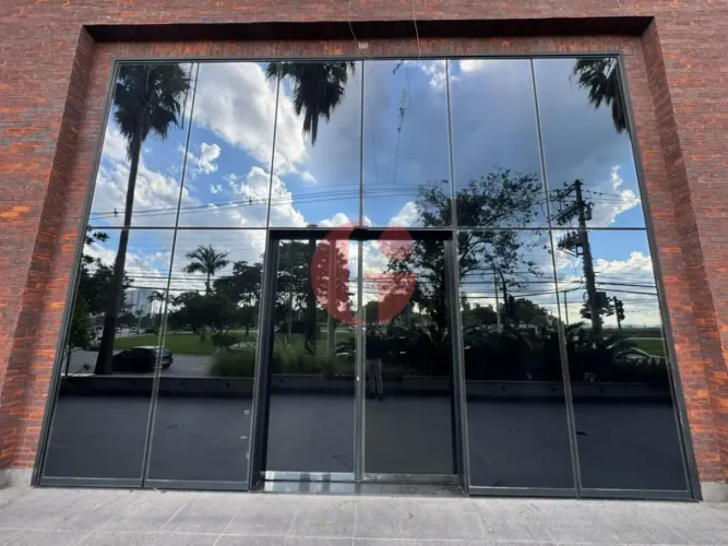 Loja comercial no condomínio Hyde Park para locação com 2 vagas de garagem e 181 m² - Jard