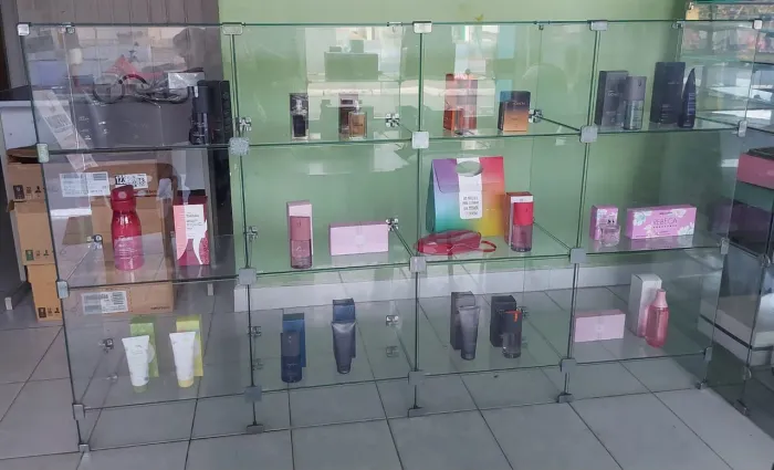 BALCÕES DE LOJA BEM CONSERVADO DUAS UNIDADES DOIS TAMANHOS POR APENAS 1.300 OS DOIS