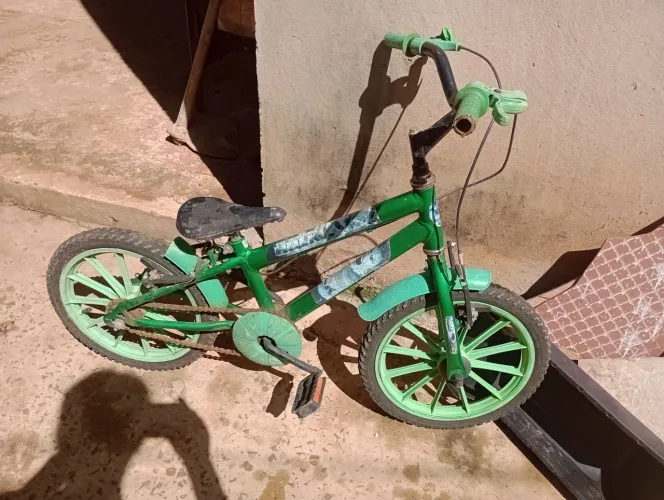 Um colchão de solteiro e uma bicicleta infantil