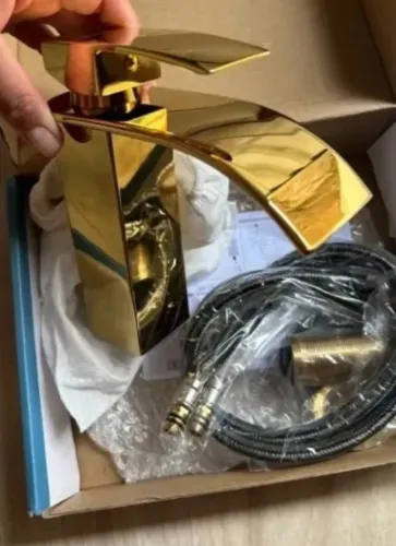 Torneira Monocomando Dourada Nova na caixa