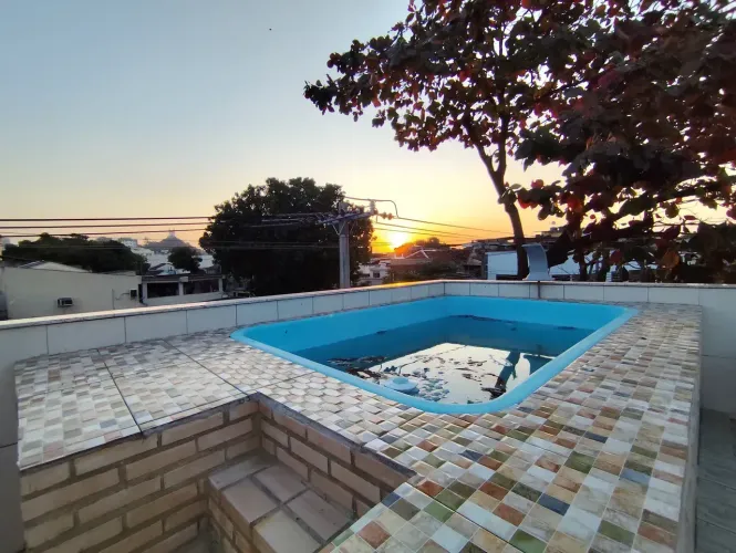 Casa Triplex com 3 quartos, suíte, piscina e área gourmet com churrasqueira em Olaria!
