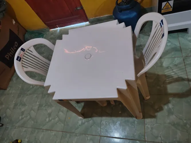 Mesa de plástico com 2 cadeiras