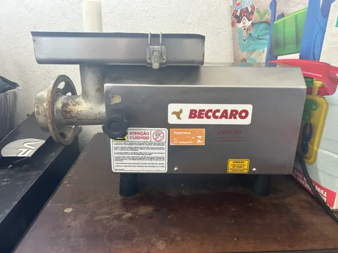 moedor de carne elétrico Beccaro feito de aço inoxidável.