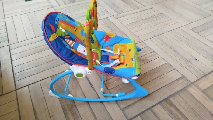 Cadeirinha de descanso vibratória com móbile Fisher Price