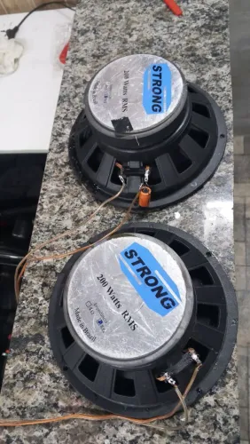 Médio grave 8 Pol 200 RMS precisa de reparo