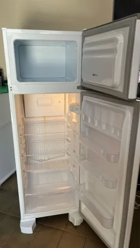 VENDE-SE ? Geladeira Esmaltec Duplex, branca 276 L, 110 v.
