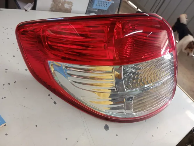 Lanterna traseira esquerda da sx4 Suzuki 