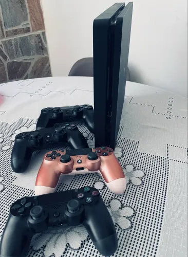 PlayStation 4 1 TB + 4 Controles + 5 Jogos