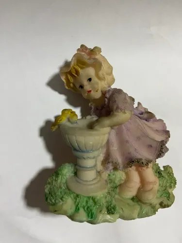 Boneca de enfeite ( acredito que seja resina )