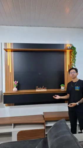 Painel para tv de até 65" preto com amadeirado 