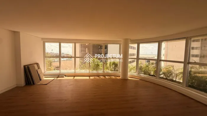 Sala Comercial no Altiplano com Vista para o Mar