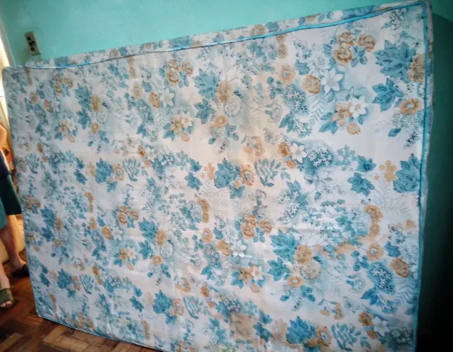 Vendo um colchão duro