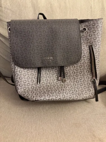 Mochila guess monograma cinza e preta