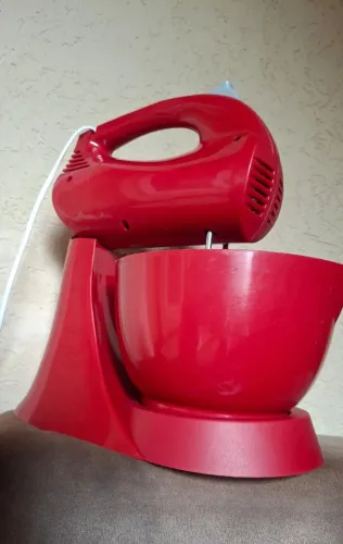 Vendo batedeira semi-nova usada poucas vezes.