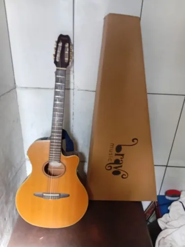 Vendo violão Yamaha APX 5NA corda de nylon barato.