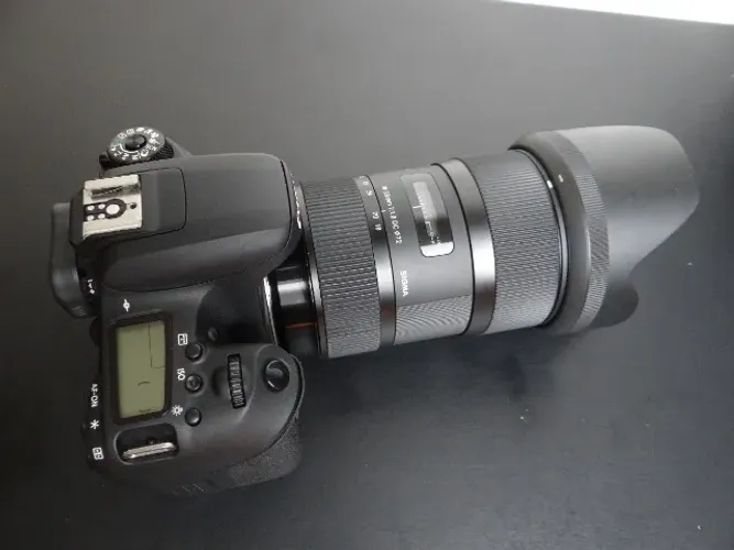 Kit Canon EOS 77D + Lente Sigma 18-35mm f/1.8 Art + Flash + Alça Couro + Extras