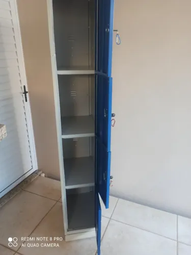 Armário pouco usado, com 2 chaves por portas sem amassados e sem ferrugens