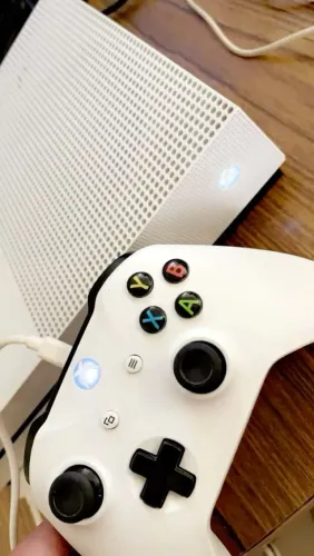 Xbox One S 1TB + Controle Original + Suporte de Parede