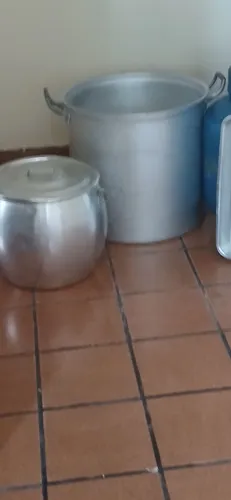 Vendo um caldeirão grande e um Taxo de 45 litro e uma tabuleiro para assar bolo tudo por 1