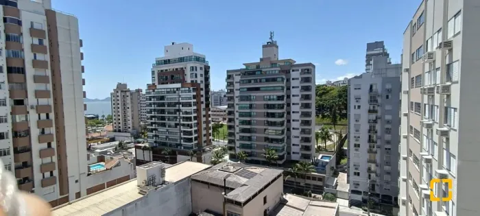 APARTAMENTO 4 DORMITÓRIOS, NO CENTRO DE FLORIANÓPOLIS, À 400 METROS DA BEIRA MAR NORTE