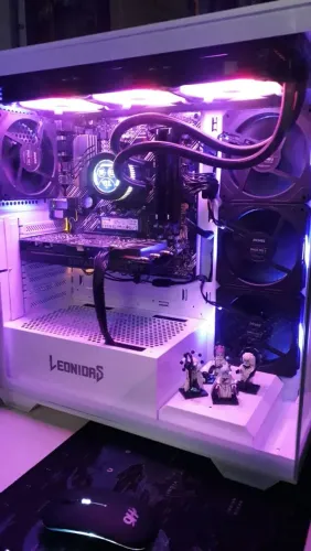 PC Gamer com placa de vídeo dedicada.