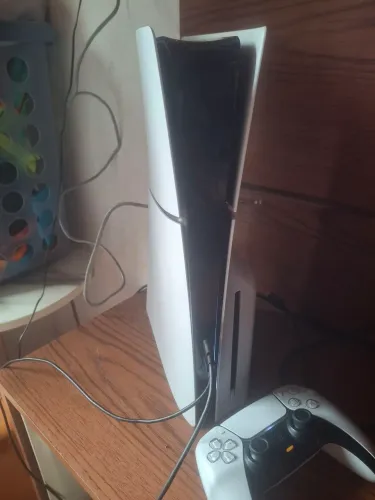 VENDO PS5, COM CONTROLE FUNCIONANDO PERFEITAMENTE BEM CUIDADO