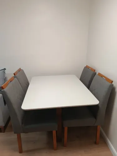 Mesa com 4 cadeiras