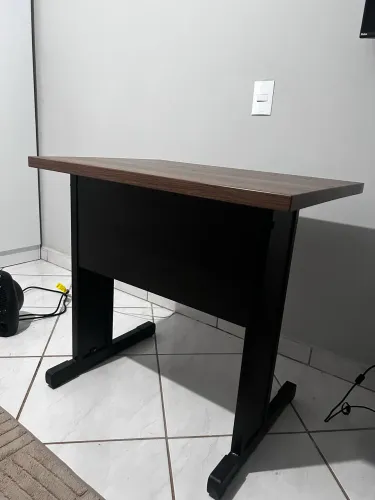 Mesa de escritório compacta 