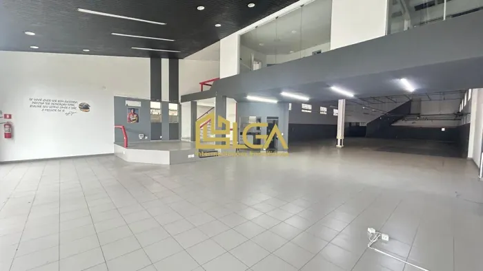 Galpão 880m² à venda no Macuco Santos com escritórios e 5 vagas