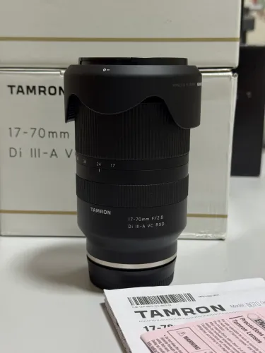Lente Tamron 17-70mm f/2.8 Di III-A VC RXD para Sony E