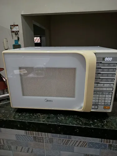 Microondas Midea modelo mtb-s42 capacidade 30 litros super conservado, funcionando perfeit