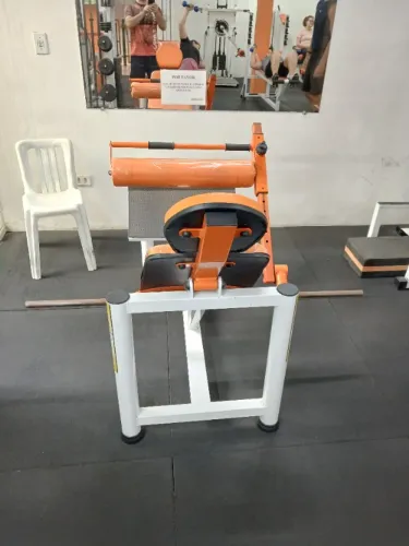 Aparelho de musculação. Elevação em ótimo estado de conservação estrutural e tapeçaria