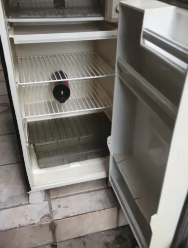 Frigobar Consul antigo com defeito ( vazando gás ) funciona motor , liga , mas não gela