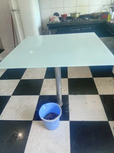 Vendo um tampa de mesa de vidro temperado 1 metro quadrado 8 milímetros